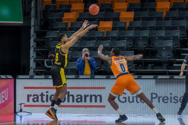 与詹姆斯共 与詹姆斯共